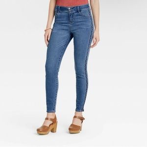 Target, Knox Rose, Mid-Rise, Blue, Embroidered, Skinny Jeans, in a size 10